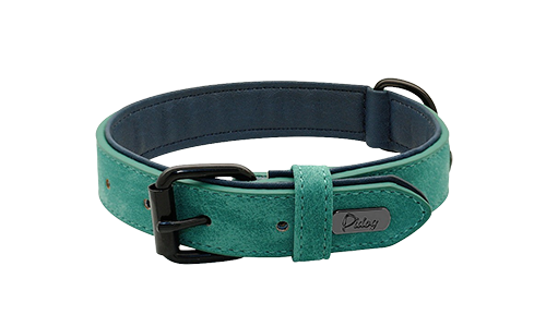 Collier chien en velours vert luxe, longueur 35-37 cm, avec boucle métallique noire et D-ring pour un look stylé.