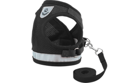 Zwarte reflecterende hondenharnas met bijpassende riem, lichtgewicht, ademend mesh voor comfortabele pasvorm.