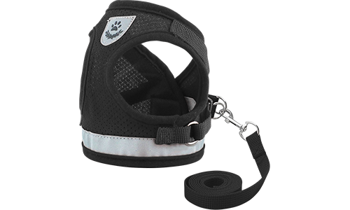 Zwarte reflecterende hondenharnas met bijpassende riem, lichtgewicht, ademend mesh voor comfortabele pasvorm.