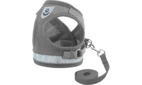 Zilveren reflecterende hondenharnas met riem, lichtgewicht, verstelbaar voor comfortabele en veilige pasvorm.