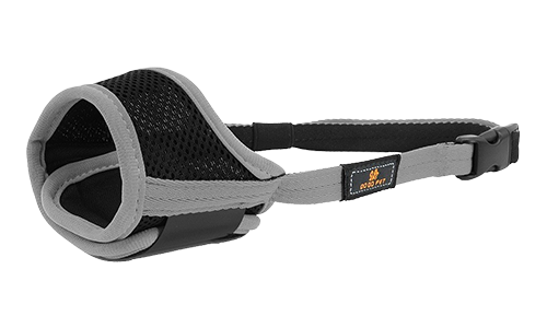 Muselière ajustable rembourrée pour chien en gris, en nylon léger, conçue pour confort et ajustement sécurisé.