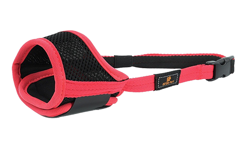 Muselière ajustable rembourrée pour chien en rose, en nylon léger, conçue pour confort et ajustement sécurisé.