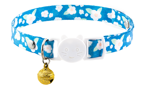 Collier anti-traction pour chat, design floral bleu, ajustable et léger, avec boucle blanche et clochette dorée.