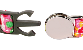 Breakaway Kattenhalsband Met Metalen Gesp Rode kattenhalsband met ruitpatroon, breakaway sluiting, metalen gesp, 1 cm breed, met veiligheidsgesp en zilveren bel.