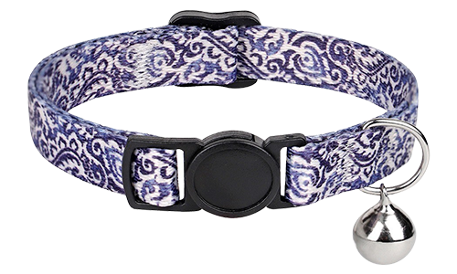 Collier anti-traction pour chat style bohème, motif bleu et blanc, ajustable et léger, avec clochette argentée.