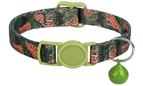 Collier anti-traction pour chat motif camouflage vert et orange, ajustable et léger, avec boucle verte et clochette.
