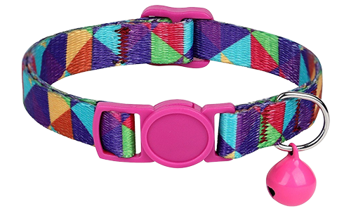 Collier anti-traction pour chat à motif géométrique coloré, ajustable et léger, avec boucle et clochette roses assortis.