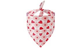 Bedrukte Hart Hondenbandana Gedrukt hart hondenbandana voor honden, roze en witte ruitontwerp met rode hartpatronen, perfect voor Valentijnsdag.