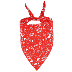 Rode hondenbandana met witte hart- en kuspatronen, perfect voor Valentijnsdag, machine- en handwasbaar.