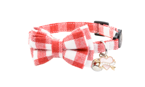 Collier chat nœud papillon rouge et blanc à carreaux avec cloche et pendentif cœur "love", léger et portable.