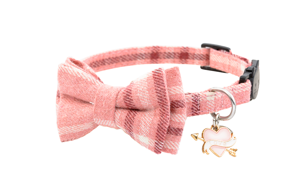 Strikkattenhalsband met Bel en Hartbedeltje Rood-witte geruite strik kattenhalsband met bel en 'love' hart hanger, zacht en verstelbaar voor comfort.