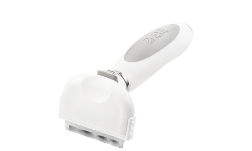 Petite brosse anti-perte blanche pour chien, dents métalliques fines et poignée ergonomique, réduit la perte de poils.