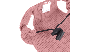 Corgi portant un chapeau de sport rose clair respirant, léger, la boucle ajustable garantit un maintien sûr.