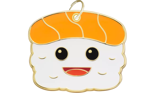 Sushi-vormige hondenpenning met glimlachend gezicht en gouden ring, personaliseerbaar met gegraveerde hondennaam.