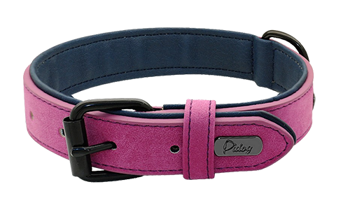 Collier chien en velours rose luxe, longueur 49-52 cm, avec boucle métallique noire et D-ring pour un look stylé.