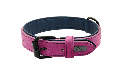 Collier chien en velours rose luxe, longueur 35-37 cm, avec boucle métallique noire et D-ring pour un look stylé.