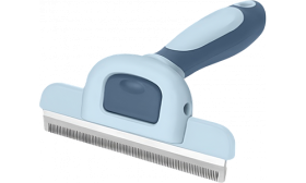 Main tenant une brosse de toilettage bleue pour chien avec poignée ergonomique, montrant le design confortable.